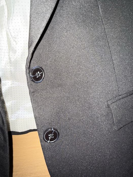 Вталено, късо, черно сако