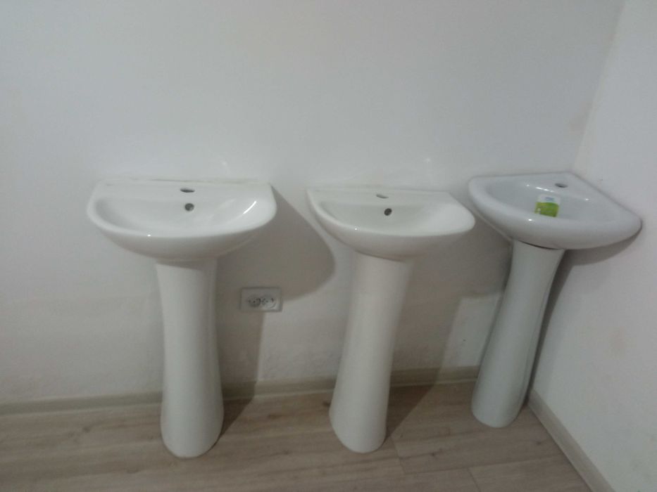 Душевые поддоны+3 рукомойника.