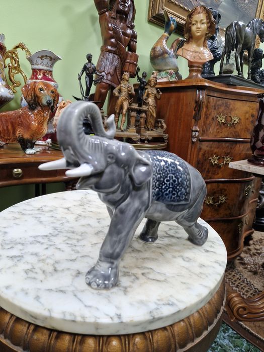 Страхотна антикварна колекционерска порцеланова фигура статуетка