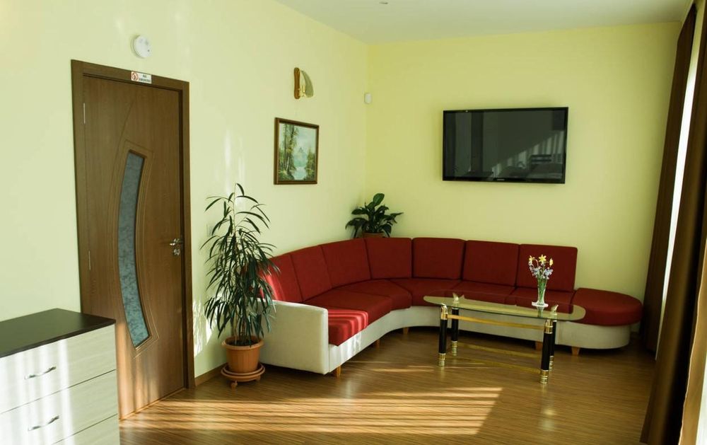 Дава се под наем Тристаен апартамент в Пловдив, Център - 80 кв.м за 600 € - Снимка #2