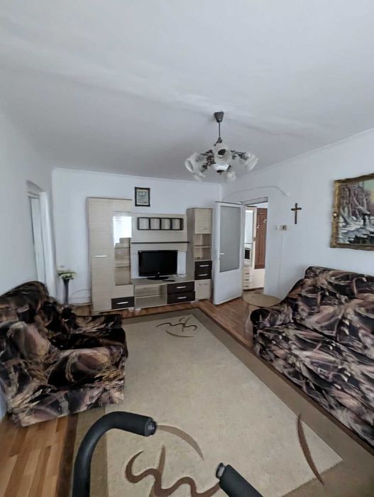 De închiriat – Apartament 3 camere, etaj 1