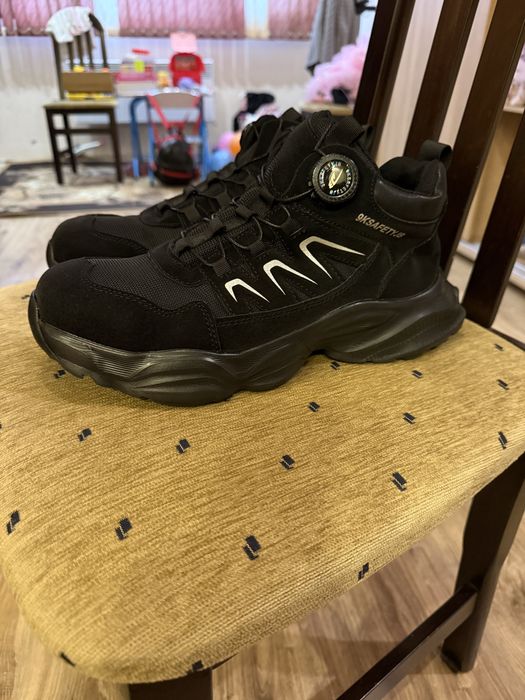 Продавам работни обувки с метално бомбе