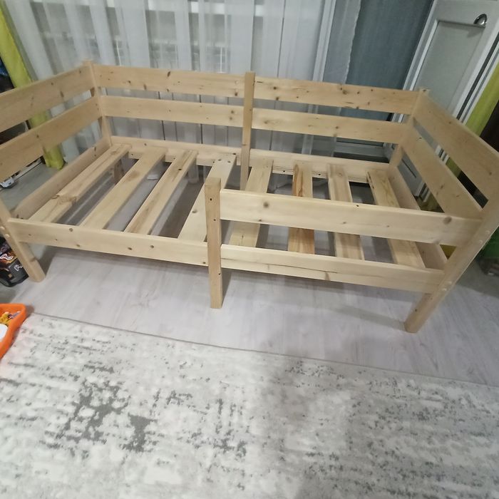 Деревянная кровать с матрасом