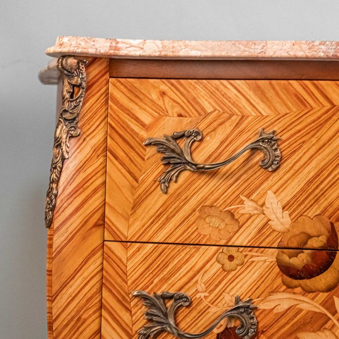 Антикварный комод в классическом стиле