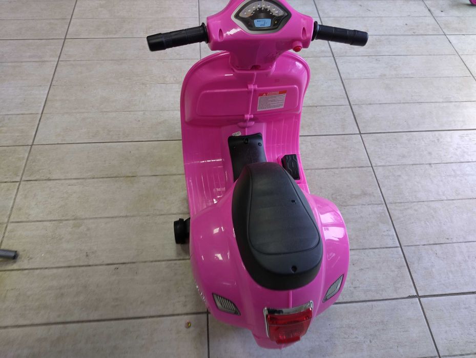 Акумулаторен мотор Vespa GTS Sport розов