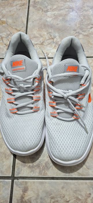 Vînd adidasi Nike si Adidas 99