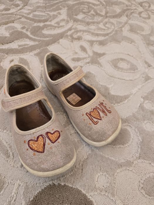 Продам обувь на девочку