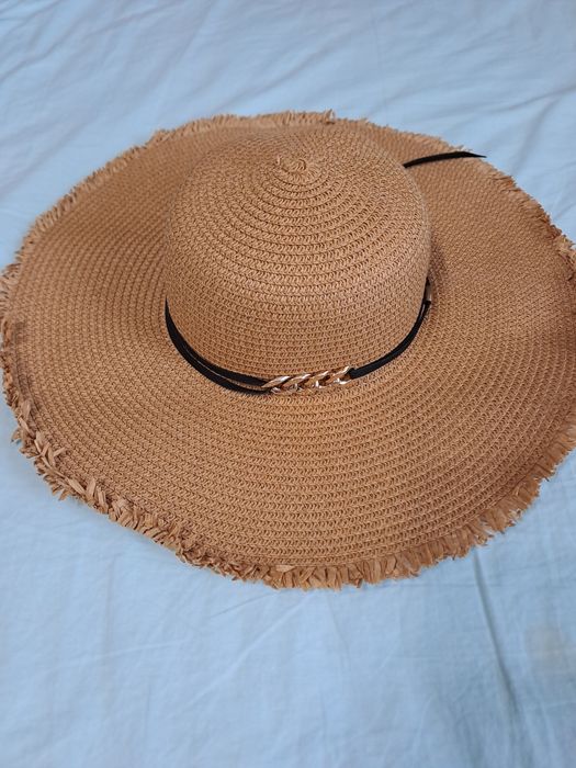 Лот от 2бр плажни шапки за 10лв общо