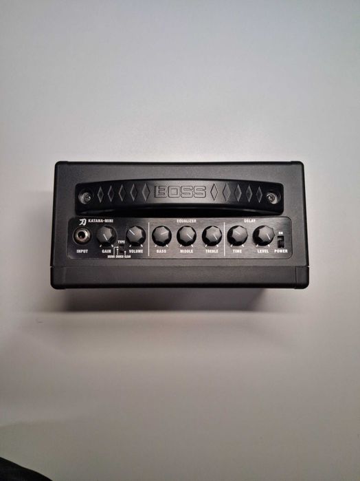 Amplificator Boss Katana Mini în cutie originală + Kit Încărcător/Acumulatori Varta & Cablu