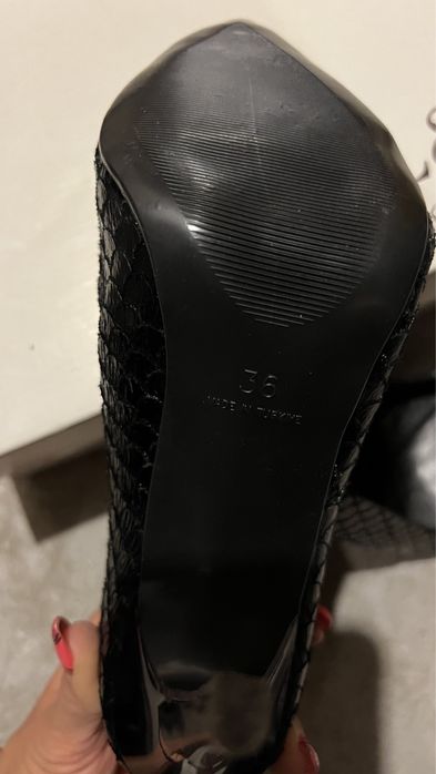 Продавам чисто нови елегантни обувки на ток