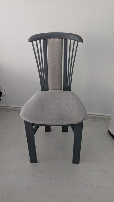 Продавам комплект от 4 трапезни стола от масивно дърво