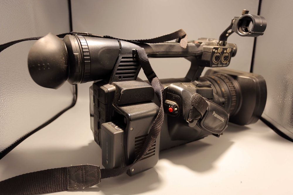 Vand Camera video profesionala Panasonic AG AC130   cu accesorii