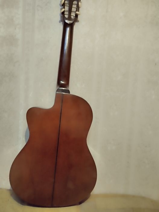 Гитара шести струнная.