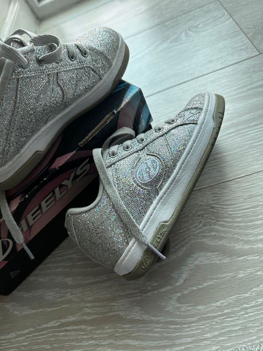 Продам кроссовки ролики Hellys