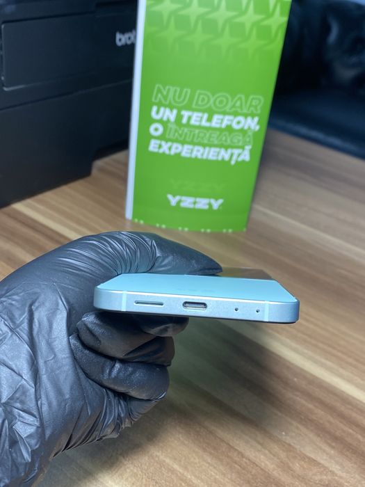 Samsung Galaxy Z Flip6 • 256 GB • Mint