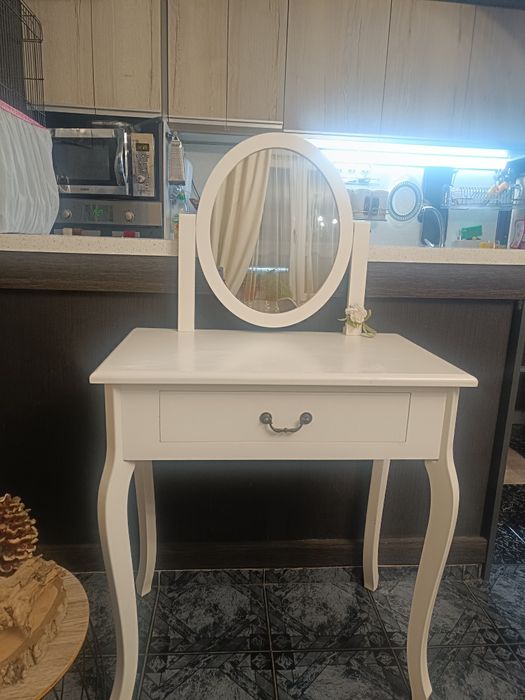 Бяла тоалетна масичка.