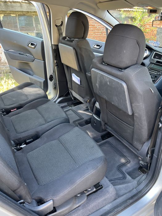 Продавам Peugeot 5008 1.6 HDI