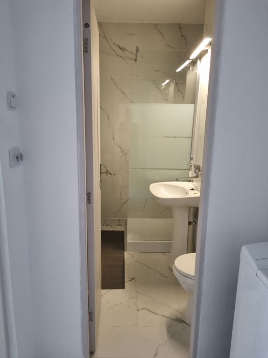 Închiriez apt 3 camere zona Podgoria etaj 1