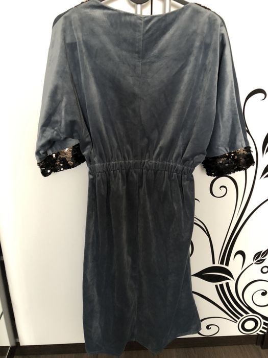 Продаются нарядные платья.