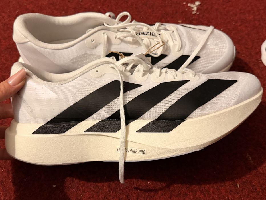 Adidas, marimea 44. Calapodul este mai mic. Se potriveste pentru 42/43