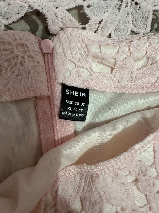 Розов сет с бродирани цветя