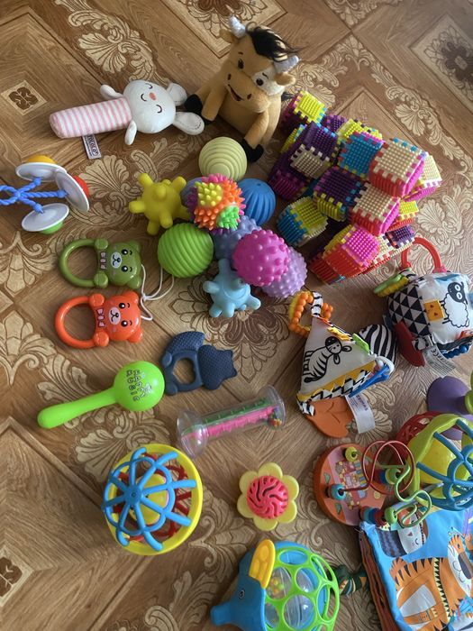 Продам игрушки для малышей