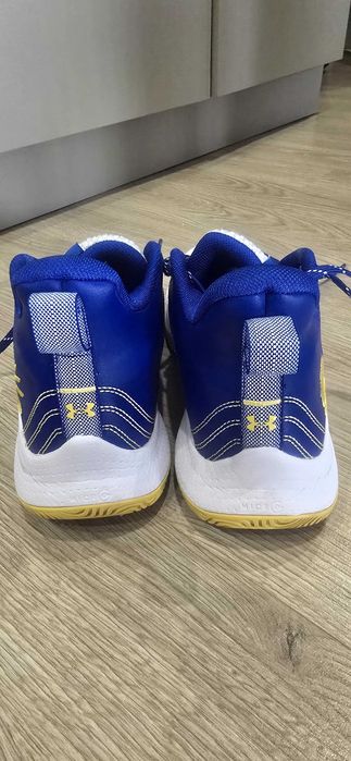 Продам оригинальные кроссовки Under Armour