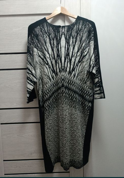 Платье с воланами из плотной ткани