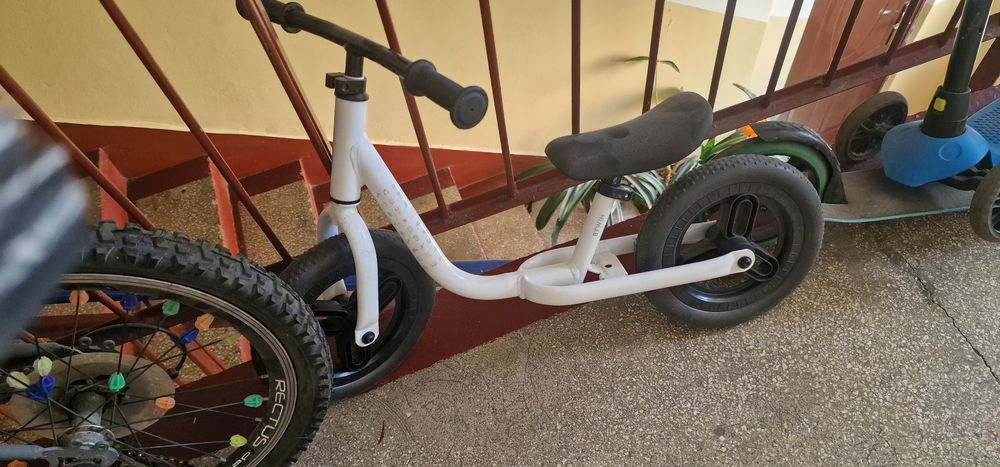 Bicicleta fără pedale, în stare perfecta, doar prafuita