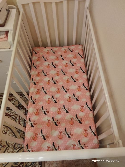 Детская кроватка и камод