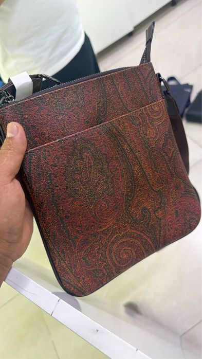 Барсетки, клатч, часы.