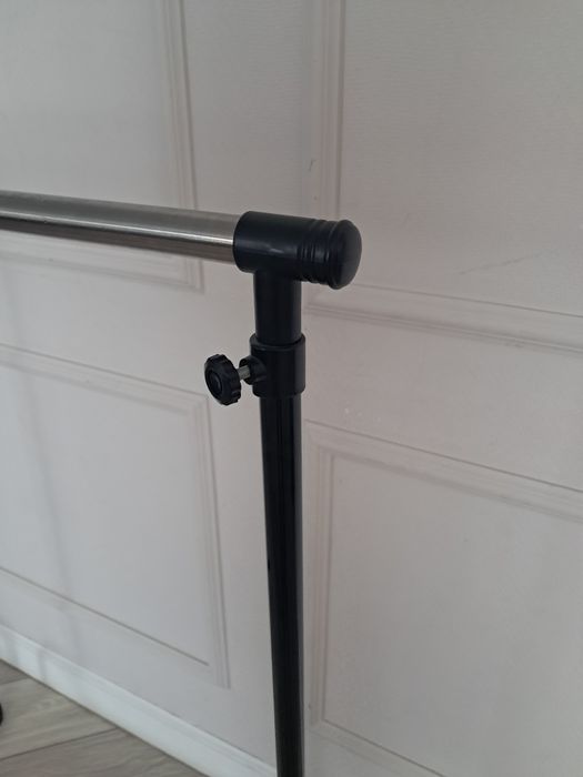 Напольная гардеробная вешалка.