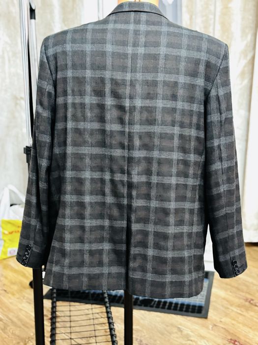 Sacou din carouri impecabil și elegant