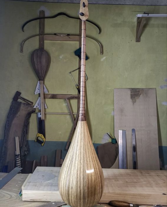 Домбыра сатылады