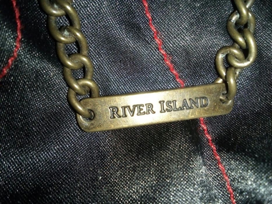 River Island яке