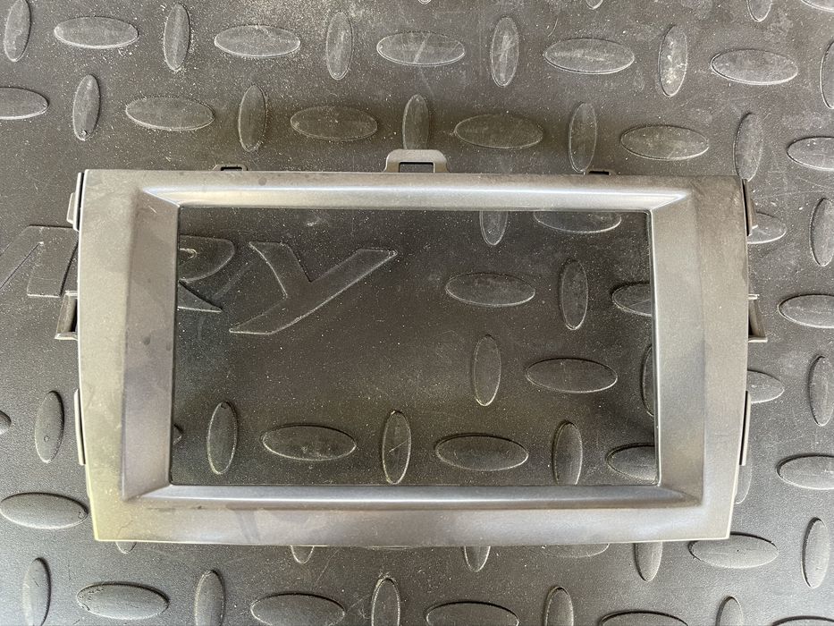 Рамка магнитолы на Toyota Corolla E150