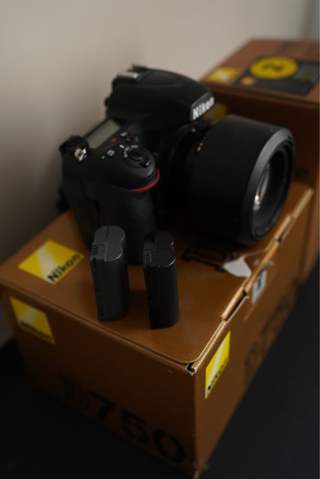 Vand NIKON  D750 (96k cadre)+ obiectiv 85 mm f/1.8g +2 baterii