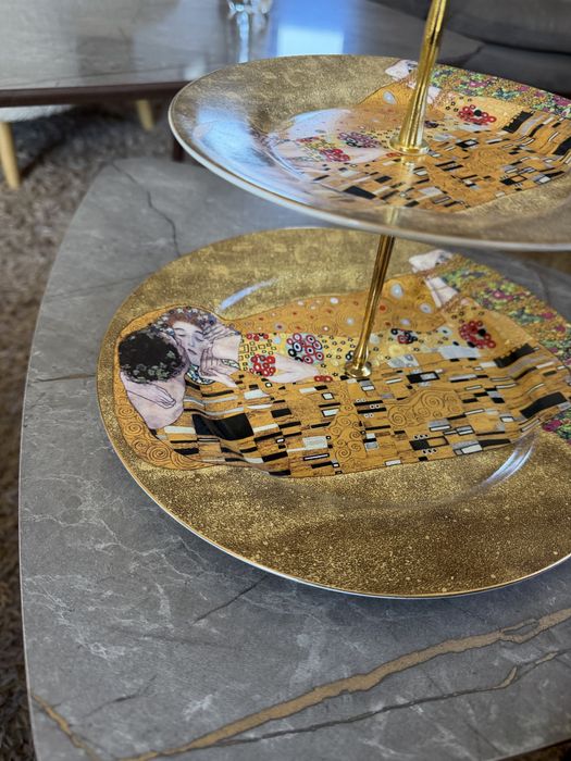 Плато дву етажно, с картина Целувката -ново