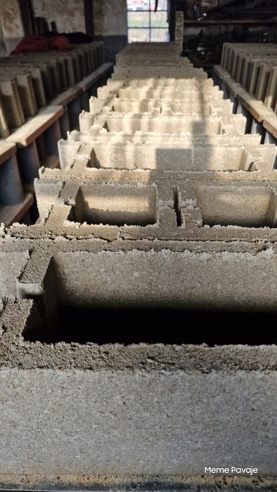 Placi stâlpi și bolțari din beton