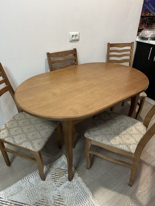 Стол со студьями