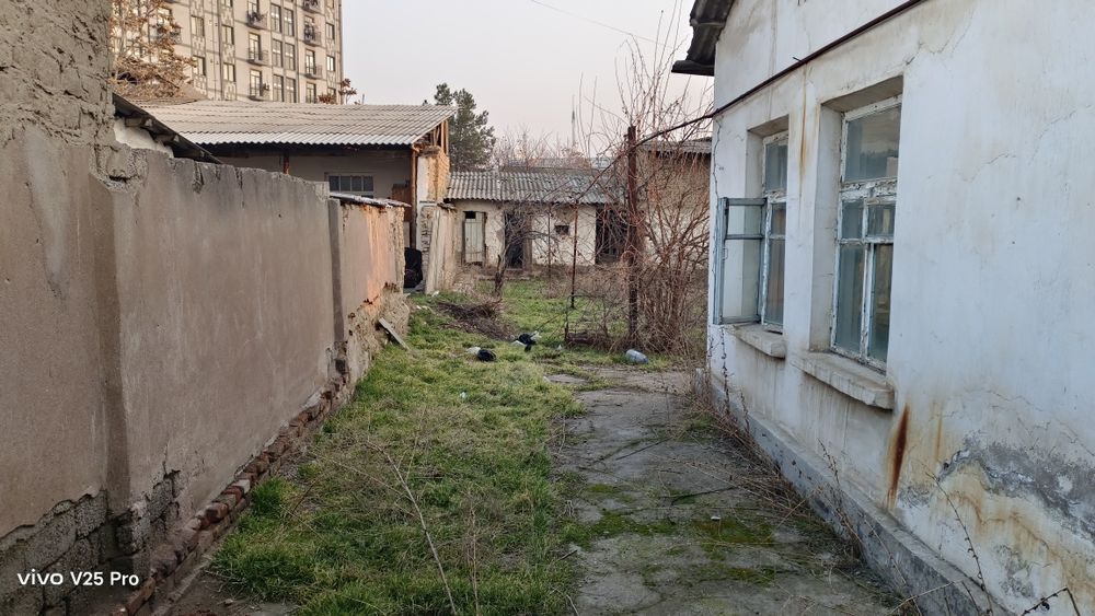 Nurafshonda uy sotiladi 10 sotix 6 xona