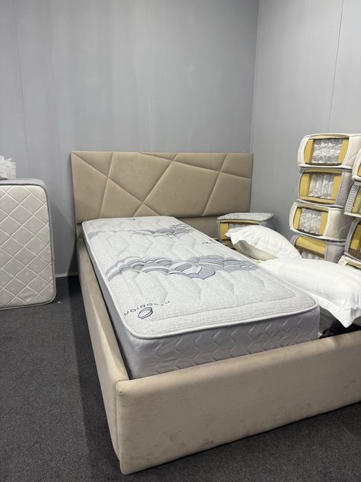 Кровать с витрины