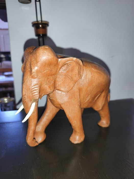 Statuetă elefant din lemn