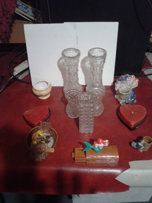 Вази, свещници и  тъкана картина за стена