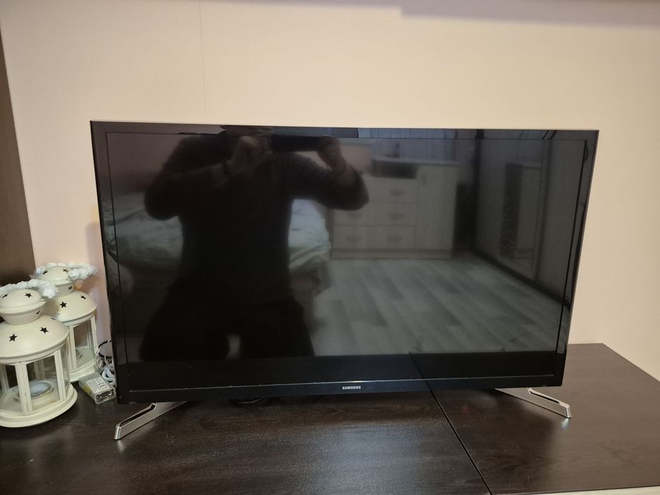 Телевизор Samsung 32J4500 - 32" HD Smart TV