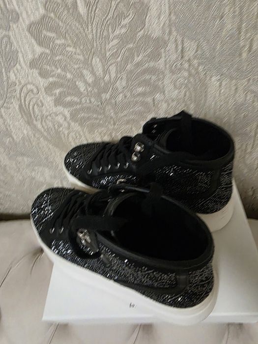Tenesi 40 noi Guess