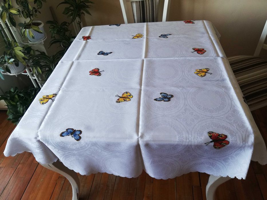 Покривка за маса РЪЧНА бродерия кръгла  150 см. НОВА