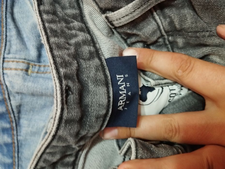 Vand patru perechi de blugi sunt originali îi dau de oare ma strang