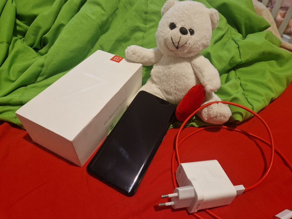 Перфектен One Plus 7 Pro и зарядно