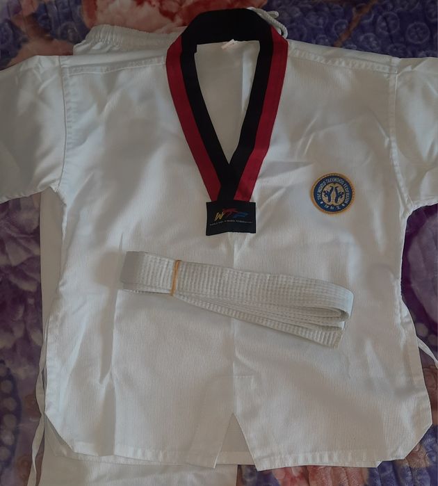 Форма Таэквандо, цвет белый.